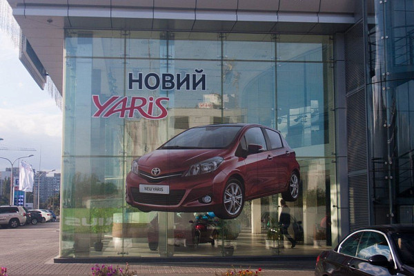Аппликация на витрину автосалона